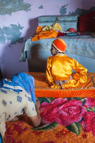 Cậu bé có đuôi được tôn thờ như một vị thần