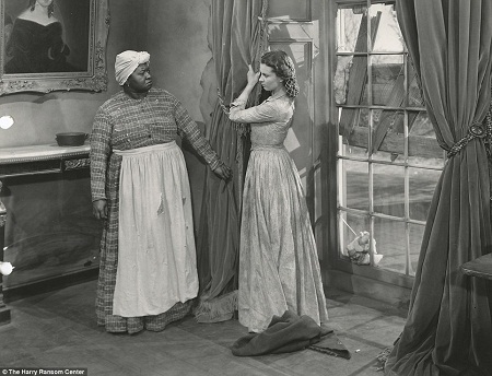 Ảnh hiếm chưa từng công bố về hậu trường phim “Cuốn theo chiều gió” - 2 Nữ diễn viên Vivien Leigh (vào vai Scarlett O’Hara) đang diễn thử một cảnh khóc.