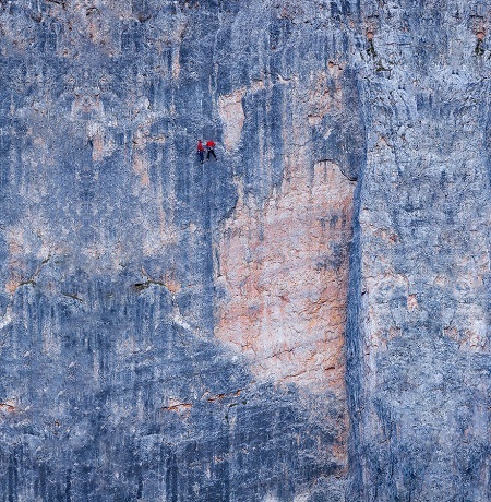 Ranh giới giữa sự sống và cái chết trên ảnh - 2 Treo mình trên vách đá dựng đứng