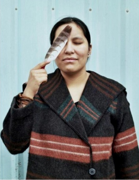 Người mẫu (thứ hai từ trái sang) trong một “pô” ảnh chụp cùng với những người dân bản địa ở Alaska.