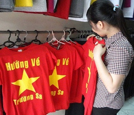 Mặc áo cờ đỏ sao vàng là mốt thời trang của giới trẻ hiện nay