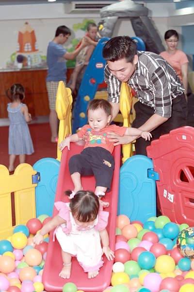 Chồng của Phương Anh đảm nhận nhiệm vụ trông con trong lúc vợ dạo quanh tham quan triển lãm