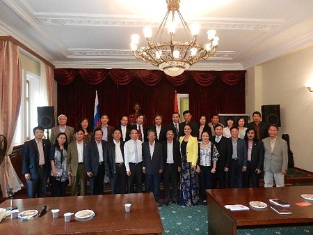 Nhà thơ “Khúc hát sông quê” với chiều Mátxcơva… - 2 Chụp ảnh lưu niệm với những người yêu thơ.