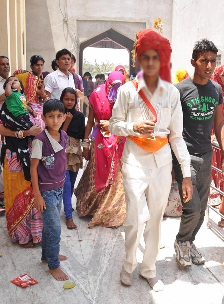 Đoàn rước đang trên đường tới một ngôi đền.