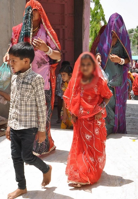 Đoàn rước đang trên đường tới một ngôi đền.