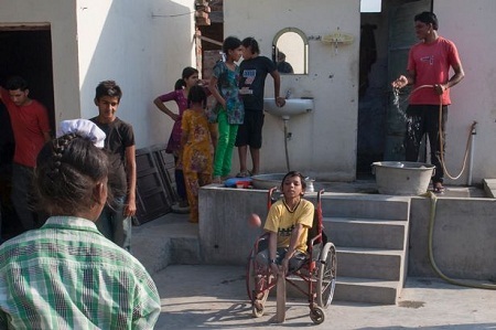 Cậu bé Arshid 13 tuổi được coi là vị thần sống ở bang Punjab.