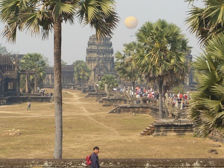 Đôi vợ chồng Mỹ bán nhà để đến... Sapa và những nơi mơ ước - 15 Ngôi đền cổ kính Angkor Wat là một điểm đến đáng nhớ.