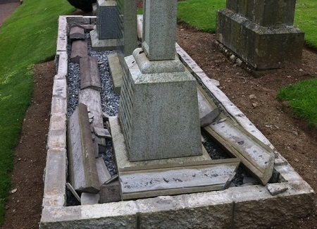 Những viên đá lát mộ đã bị đập vỡ, lật xới và thậm chí bị di chuyển ra xa.