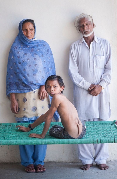 Arshid sống với ông bà vì cha em đã qua đời, mẹ đã tái hôn.