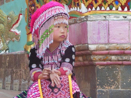 Đôi vợ chồng Mỹ bán nhà để đến... Sapa và những nơi mơ ước - 16 Cô bé ngồi bên ngôi đền Doi Suthep gần Chiang Mai, Thái Lan.