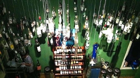 Quán bar văn hóa ở Hà Nội trong mắt du khách Singapore - 1 Những chai thủy tinh lủng lẳng ở quán Bar Betta đường Cao Bá Quát.