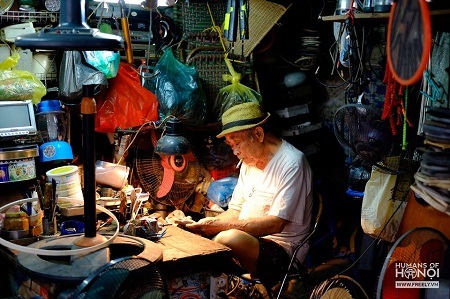 Tìm thấy một Việt Nam rất khác... - 24 “Chú ơi, chú đứng gọn vào cho bà còn đưa em về nào. Trời nắng quá!”.