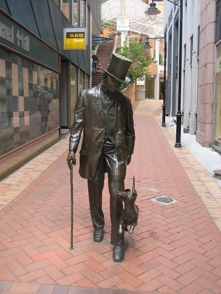 Sửng sốt trước những ý tưởng điêu khắc "có một không hai" - 25 Bức tượng “Người đàn ông và chú chó” nằm ở thành phố Wellington, New Zealand.