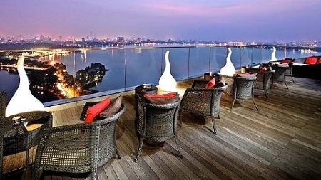 Quán bar văn hóa ở Hà Nội trong mắt du khách Singapore - 2 Hà Nội đêm nhìn từ Summit Lounge.