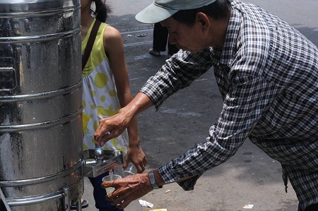 Tìm thấy một Việt Nam rất khác... - 2 “Chúng mình vừa mới chính thức tốt nghiệp và cũng bắt đầu... thất nghiệp!”.