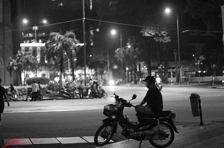 Tìm thấy một Việt Nam rất khác... - 4 - Con đi đâu để chú chở cho, trời nắng đi bộ mệt lắm đó.