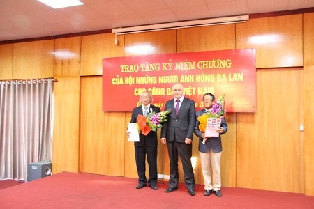 Ba Lan trao Huy chương Hữu nghị cho 9 người Việt Nam - 2 Ba Lan trao Huy chương Hữu nghị cho 9 người Việt Nam