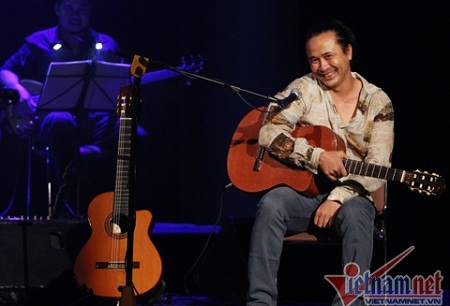 Nhạc sĩ Lê Minh Sơn trong đêm nhạc.