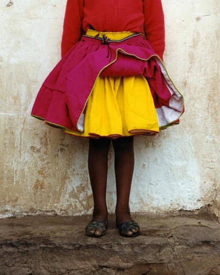 Người mẫu (thứ hai từ trái sang) trong một “pô” ảnh chụp cùng với những người dân bản địa ở Alaska.