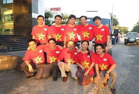 Mặc áo cờ đỏ sao vàng là mốt thời trang của giới trẻ hiện nay