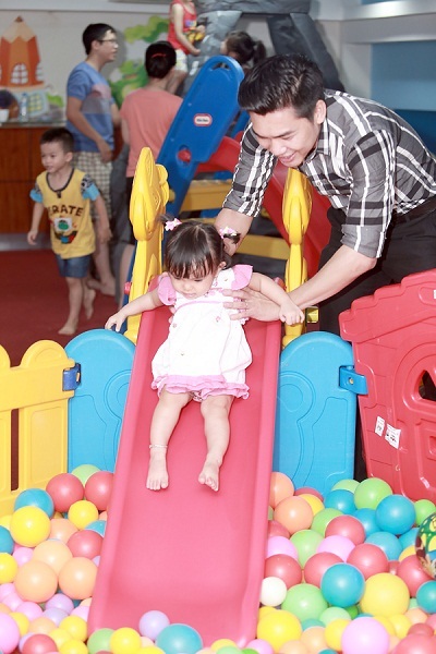 Chồng của Phương Anh đảm nhận nhiệm vụ trông con trong lúc vợ dạo quanh tham quan triển lãm