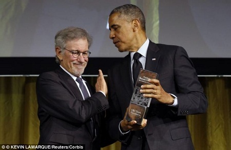 Con gái Tổng thống Obama làm trợ lý cho đạo diễn lừng danh Steven Speilberg - 4 Con gái Tổng thống Obama làm trợ lý cho đạo diễn lừng danh Steven Speilberg