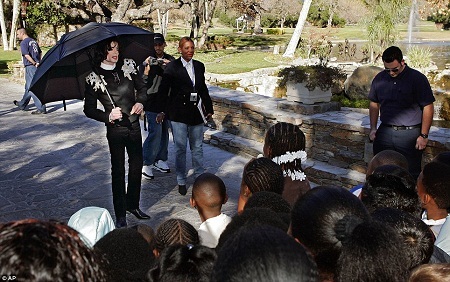 Thiên đường cổ tích của Michael Jackson bị lãng quên - 5 Tòa biệt thự giờ yên ắng, vắng lặng, bị bỏ hoang, không người sinh sống.