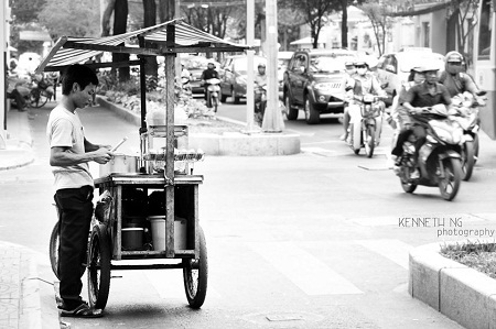 Tìm thấy một Việt Nam rất khác... - 6 - Con đi đâu để chú chở cho, trời nắng đi bộ mệt lắm đó.