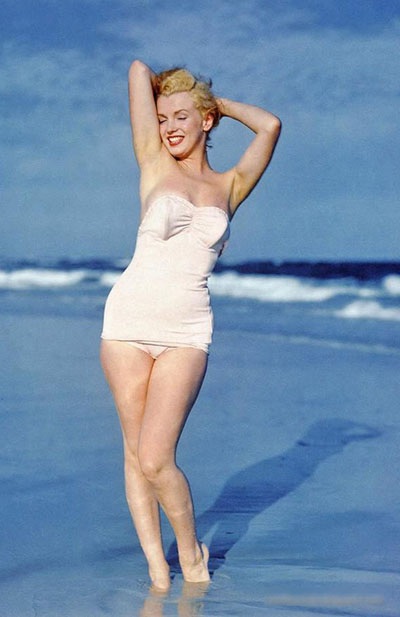 Những khoảnh khắc gây sốt của "biểu tượng sex" Marilyn Monroe - 5 Monroe bắt đầu sự nghiệp người mẫu, rồi bước tới với điện ảnh.