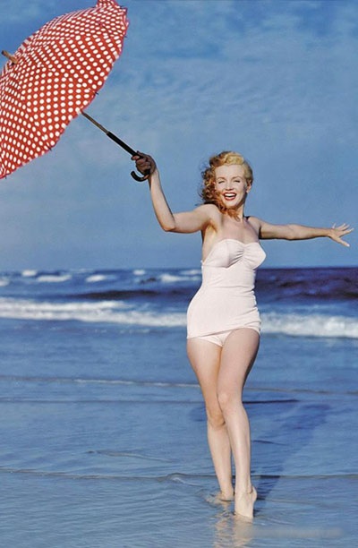 Những khoảnh khắc gây sốt của "biểu tượng sex" Marilyn Monroe - 6 Monroe bắt đầu sự nghiệp người mẫu, rồi bước tới với điện ảnh.