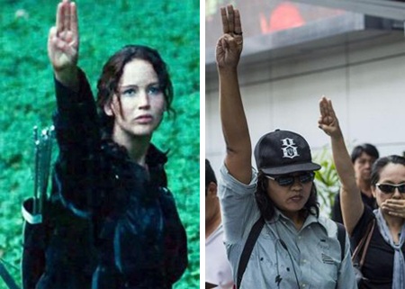 Người Thái đi biểu tình với kiểu chào trong phim “Đấu trường sinh tử” - 1 Người Thái đi biểu tình với kiểu chào trong phim “Đấu trường sinh tử”