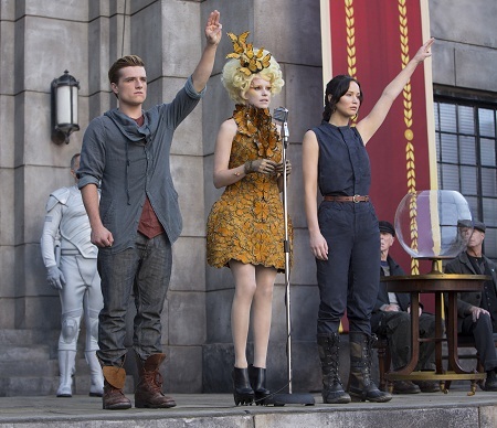 Người Thái đi biểu tình với kiểu chào trong phim “Đấu trường sinh tử” - 2 Cách chào trong phim “The Hunger Games” (Đấu trường sinh tử)