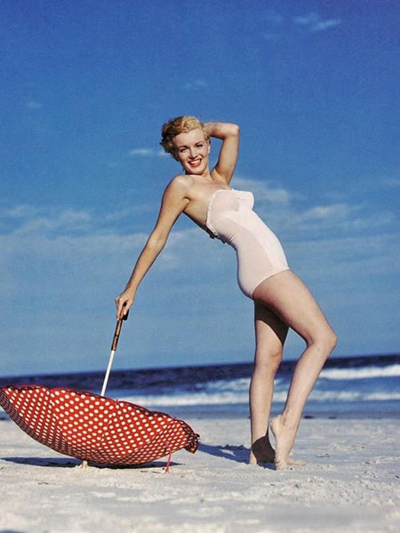 Những khoảnh khắc gây sốt của "biểu tượng sex" Marilyn Monroe - 7 Monroe bắt đầu sự nghiệp người mẫu, rồi bước tới với điện ảnh.