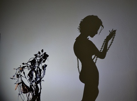 Sửng sốt trước nghệ thuật tạo hình điêu luyện - 20 Cô gái và chuỗi vòng ngọc trai.