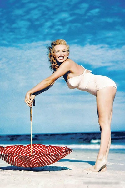Những khoảnh khắc gây sốt của "biểu tượng sex" Marilyn Monroe - 9 Monroe bắt đầu sự nghiệp người mẫu, rồi bước tới với điện ảnh.