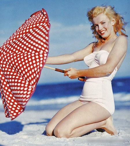 Những khoảnh khắc gây sốt của "biểu tượng sex" Marilyn Monroe - 10 Monroe bắt đầu sự nghiệp người mẫu, rồi bước tới với điện ảnh.