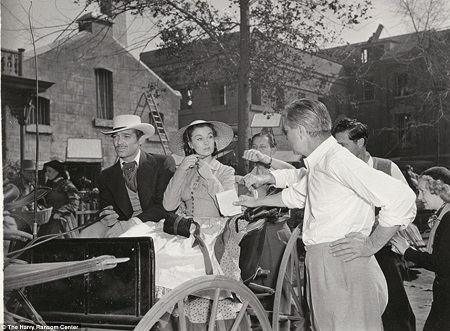 Ảnh hiếm chưa từng công bố về hậu trường phim “Cuốn theo chiều gió” - 4 Hai diễn viên Clark Gable và Vivien Leigh ngồi trên xe ngựa chuẩn bị cho một cảnh quay.