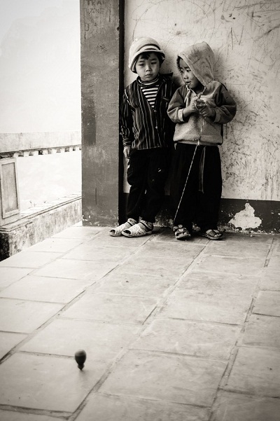 Việt Nam bất ngờ trở thành đề tài hấp dẫn tại cuộc thi ảnh thế giới - 5 Hai cậu bé chơi cù ở Hà Giang. (Ảnh: Antonin Laroche)