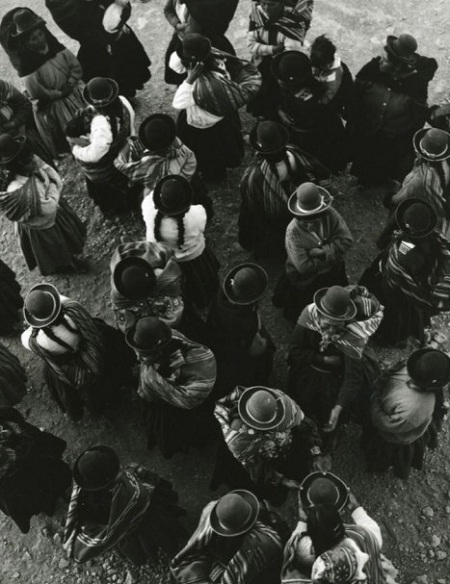 Người mẫu (thứ hai từ trái sang) trong một “pô” ảnh chụp cùng với những người dân bản địa ở Alaska.