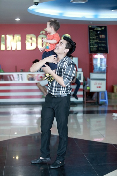 Chồng của Phương Anh đảm nhận nhiệm vụ trông con trong lúc vợ dạo quanh tham quan triển lãm