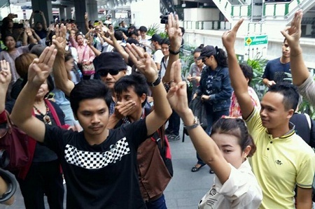 Người Thái đi biểu tình với kiểu chào trong phim “Đấu trường sinh tử” - 6 Bích Ngọc