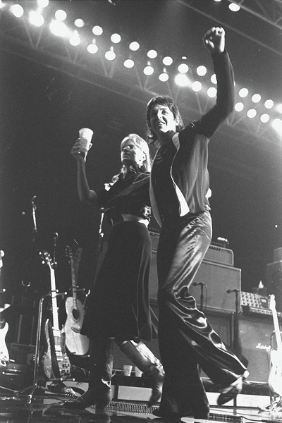 Cựu thành viên The Beatles vật lộn để thoát khỏi hào quang - 7 Paul McCartney biểu diễn với Wings hồi năm 1976.