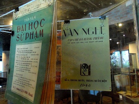 Các đầu báo đa dạng được trưng bày tại triển lãm