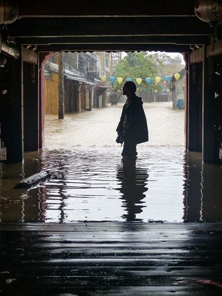 Việt Nam bất ngờ trở thành đề tài hấp dẫn tại cuộc thi ảnh thế giới - 6 Hội An sau một cơn mưa lớn dữ dội. (Ảnh: Janine Griggs)