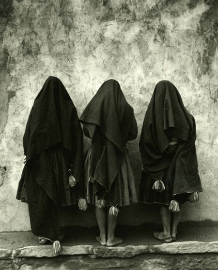 Người mẫu (thứ hai từ trái sang) trong một “pô” ảnh chụp cùng với những người dân bản địa ở Alaska.