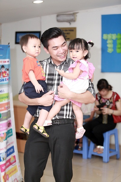 Chồng của Phương Anh đảm nhận nhiệm vụ trông con trong lúc vợ dạo quanh tham quan triển lãm