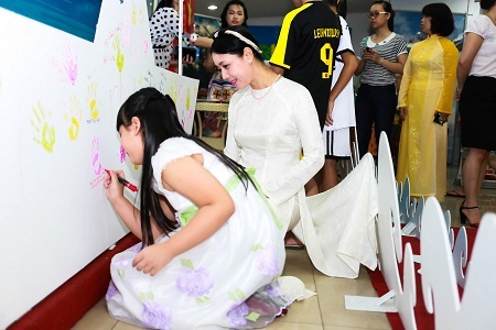 Chiều Xuân “khoe” con gái đáng yêu trong ngày hội gia đình - 6 Chiều Xuân bên con gái Hồng Khanh