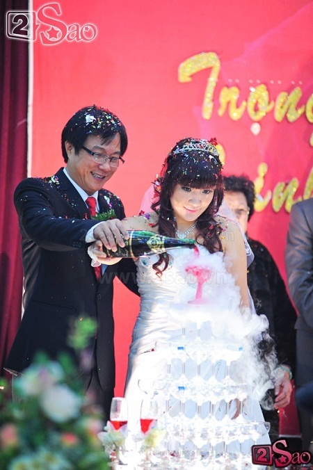 NSƯT Trọng Trinh hạnh phúc bên vợ trẻ.