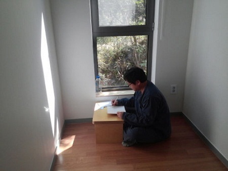 “Vào tù” để giảm căng thẳng, trầm uất ở Hàn Quốc