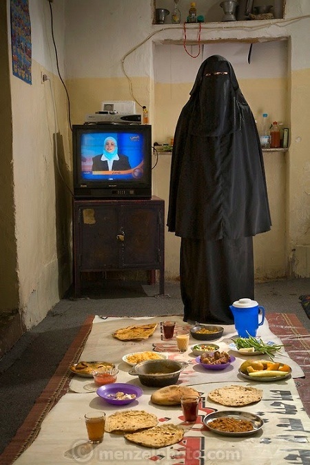 Bữa ăn của người Việt xuất hiện trong sách ảnh thế giới - 14 Chị Saada Haidar ở Sanaa, Yemen và bữa tối chuẩn bị cho cả gia đình.